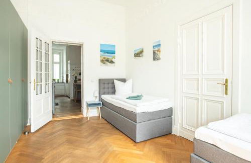 KAISER 02 by ROCKCHAIR Apartments l SUPERHOST Status l 3 Bedrooms Boxspringbeds 2 Bathrooms l Cozy Family & Business Flair 155 sqm 3 Balcony 2nd Floor Elevator up to 10 guests welcomes you! - Foto 33