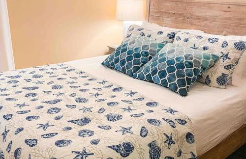 Beach gem! Hot Tub/EV/2bd/3.7mi beach/.5mi outlets - Foto 37