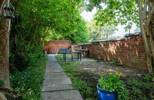 Tettenhall Lodge Gardens - Photo 11