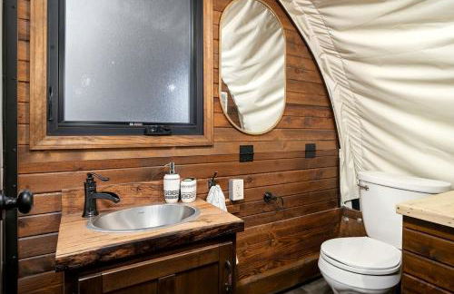 Grand Canyon Covered Wagon for Family-Friendly Glamping in Meadview, Arizona - Foto 6