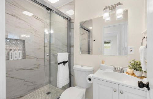 Luxurious Newly Remodeled 4 Bedroom Home with Large Backyard near Disneyland - Foto 26