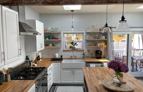 Sunlit Surf House 4BR Downtown Walk to beach - Foto 21