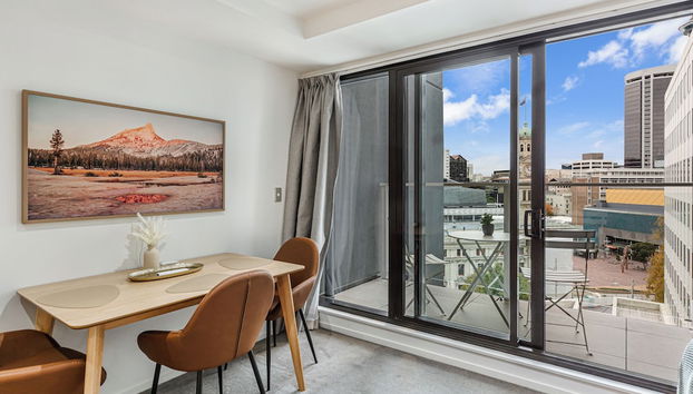 Stylish+Modern Unit - Balcony & Pool Zodiak Stays - Foto 4, Servicio de comidas en la habitación