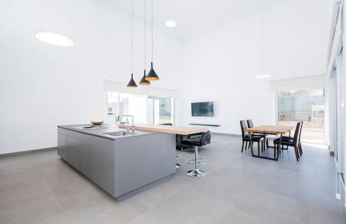 Independent villa with an immense heated pool! - Foto 10