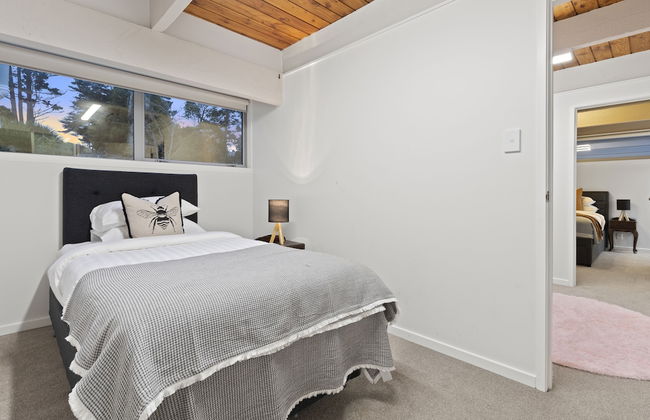 Hilltop Country Retreat with Seaviews - Foto 9