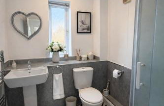 Champflower House- Sleeps 7- Driveway Parking, Contractors, Fast Wifi and Smart TV - Foto 9