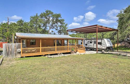 Couples Cabin with Luxury Deck, 1 Mi to Canyon Lake! - Foto 28