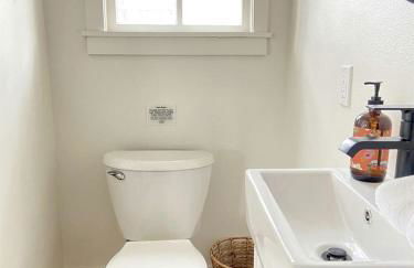 Efficiency-Style Cabin with Spa Lovely for a Couples Escape in Hunt, Texas - Foto 6