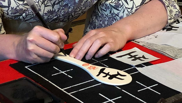 Decorando un cucchiaio di legno