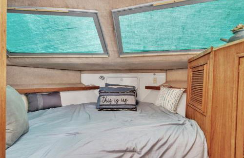 Luxury 2BR Yacht • Marina Views • WiFi - Foto 9