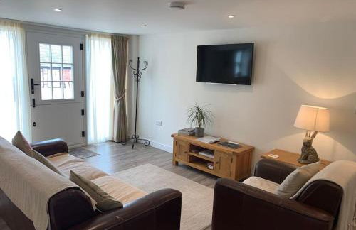 The Granary at Pentregaer Ucha, tennis court & lake. - Foto 18