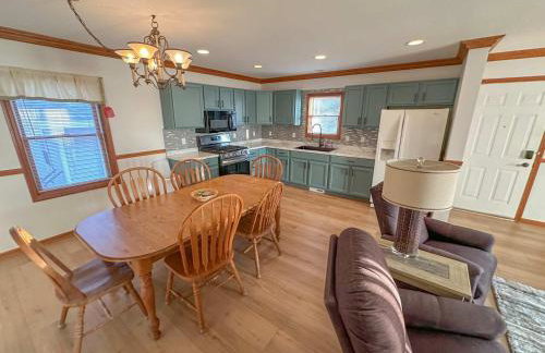 Spacious 4BR Lakefront Cottage - Perfect for Groups - Foto 7