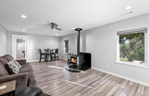 Lake Retreat Hot Tub Game Room Grill - Foto 8