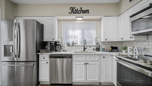 Bellerive Hangout with Hot Tub by StayLage - Foto 5, stove, dishwasher