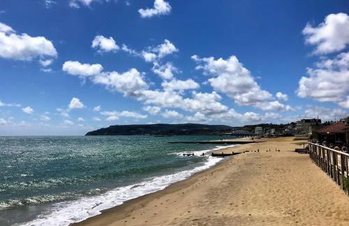 25 Breakwaters - Beach Hut is Included with this Pet Friendly Lux Apartment with Balcony, Stunning Sea Views over to Culver Cliffs & Free Parking - Photo 19