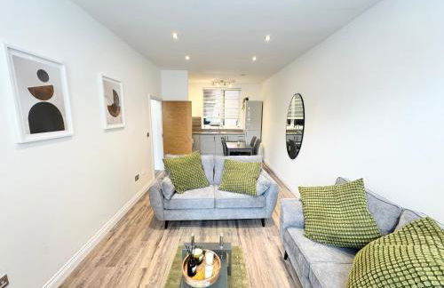 STUNNING APARTMENT - 2 DOUBLE BEDROOMS - EN-SUITE - FREE ALLOCATED PARKING - JQ QUARTER - BIRMINGHAM CITY CENTRE - SLEEPS 6 GUESTS - 2 BATHROOMs - Foto 2