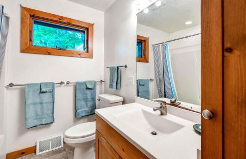 Waterfront Highland Lake Home with Deck and Dock - Foto 16