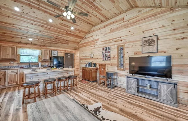 Cozy Cabin Firepit and Grill & 10 Mins to Main St - Foto 16