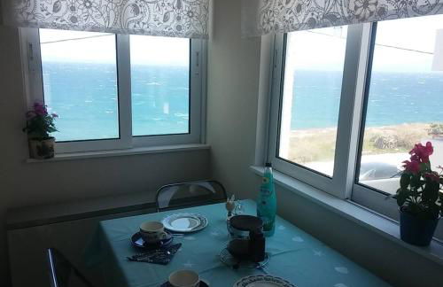 Overlooking the blue sea - Foto 13