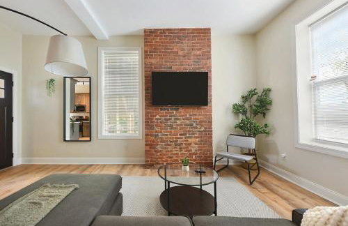 FREE Parking, Netflix in East Liberty By Parks and Uni - Foto 9