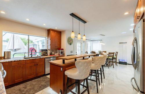 Family Fun 4-bedroom house House with Free Heated Pool & Hot Tub & Game Room & Mini Golf in Chandler - Foto 3