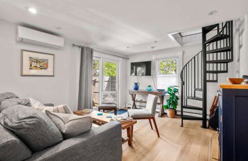 Charming Getaway 1 Block from Beach - Foto 8