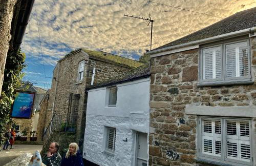 The Old Gallery - Charming Coastal Escape For Two - Photo 28