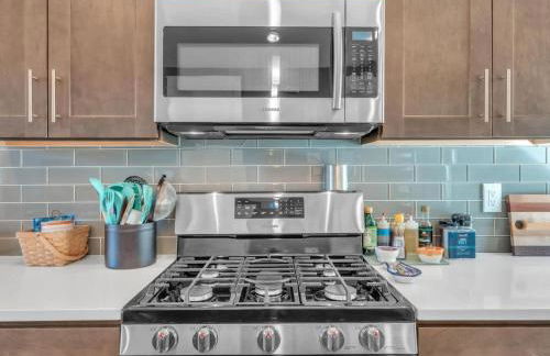 15 Min to Downtown with Backyard & Parking - Foto 8