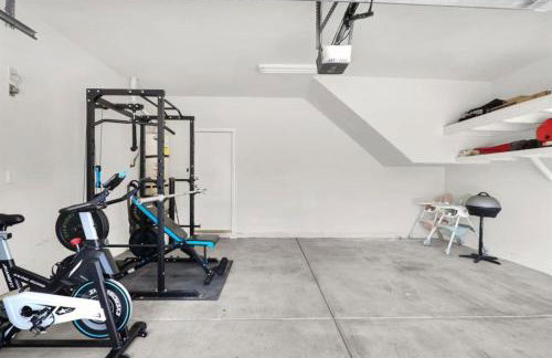 4BR Family Oasis with Gym and BBQ Near Vegas Strip - Photo 5