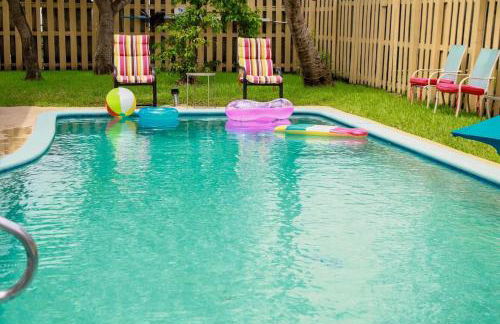 4-bedroom pool house in peaceful Sunrise with AC, WiFi, King bed - Foto 1