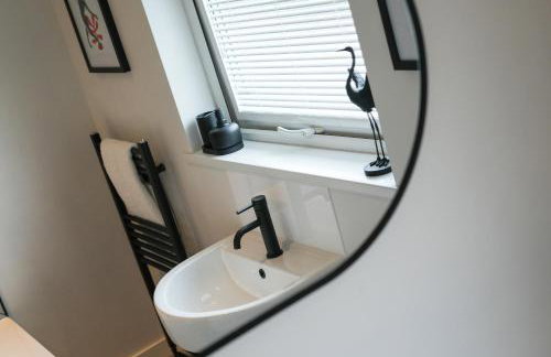 The Lodge - comfortable, stylish, 3 bedroom home with 3-6 beds near Utilita Arena - free parking - Photo 22