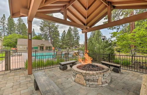 Chic Bend Condo with Fireplace and Forest Views! - Foto 26