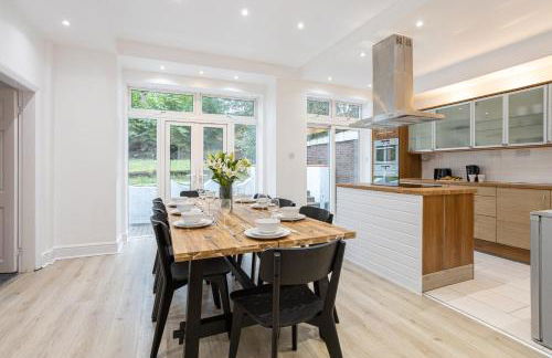 Pillo Rooms - Spacious 4 Bedroom Detached House close to Heaton Park - Foto 59