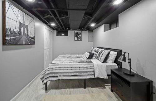 Elegant Oasis 4 Bedroom Home Away from Home - Photo 17