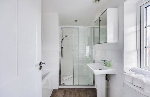 Stunning Detached House with Driveway Parking, Office Room, Self-Check-In, Fast WiFi and Smart TV with Sky and Netflix by Yoko Property - Photo 6