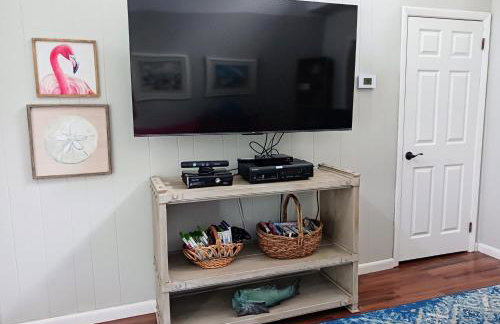 Dog Friendly-Short Walk to Beach-Canal Front-Screened Porch-Peaceful - Foto 7