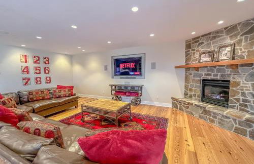 Stunning Luxury Ski-InSki-Out Home w Hot Tub - Foto 32