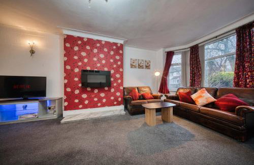 Modern 3BR Manchester Home Sleeps 7 Parking - Foto 1