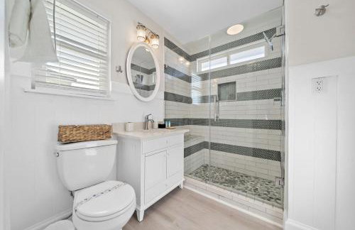 Oceanfront home with pool, large decks, fire pit and private walkover to the beach - Foto 21