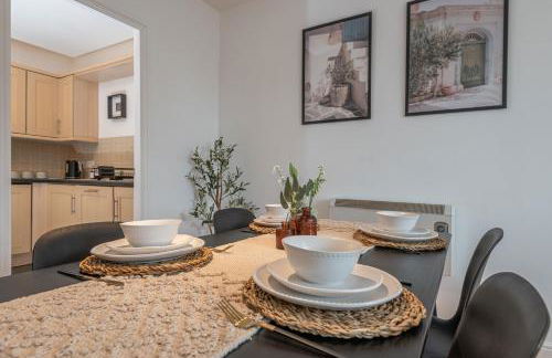 3-Bed Serviced Apt near M62, Leeds - Ideal for Up to 6 Guests - Long Stay Options - Free Parking and Wifi - Foto 1