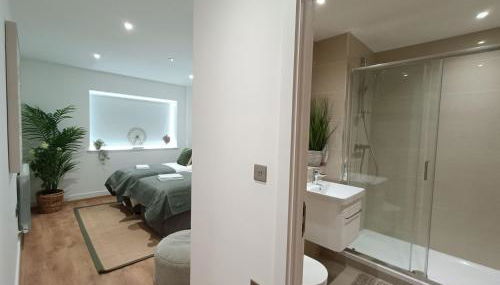 Snuggle Inn - Riverside Apartments - Views Over looking London River Thames, Close to O2 Arena, London Excel, London City Airport, Thames Clipper- River Boat Service, Woolwich Ferry, Onsite parking, TWIN ROOM OPTION available - Foto 3, Shower