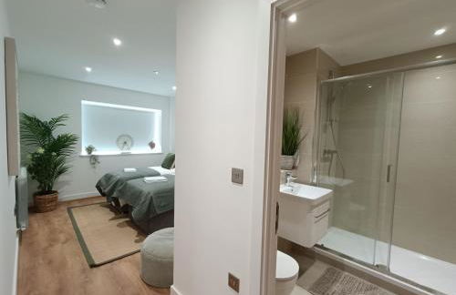 Snuggle Inn - Riverside Apartments - Views Over looking London River Thames, Close to O2 Arena, London Excel, London City Airport, Thames Clipper- River Boat Service, Woolwich Ferry, Onsite parking, TWIN ROOM OPTION available - Foto 3