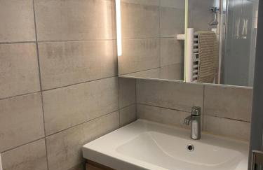 50 M2 -T3- 4 personnes - Moderne-Climatisé-2 chambres-Wifi -Très grande terrasse de 35 M2 avec BBQ-1er étage dans petit immeuble - Vue magnifique et dégagée - Foto 14