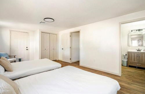 l NEW l 5BR 3BTH Large and Modern Home l Central LOC l 1 ACRE lot - Foto 32