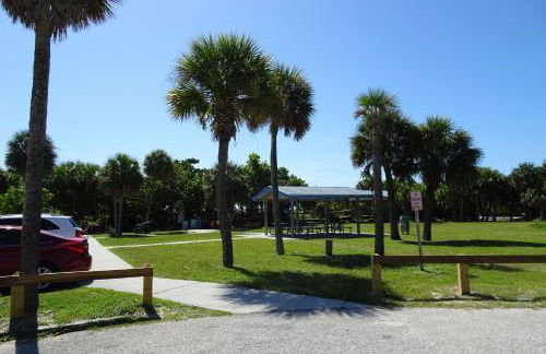 Cozy Canaveral Beach Condo! Next to NASA Launch Site - Foto 17