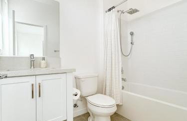 Central, Urban Townhouse with Private Roof Deck - Foto 12