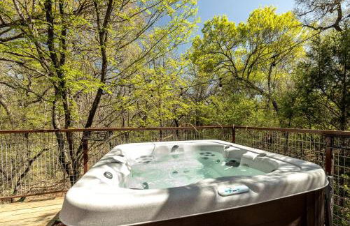 Magical Treehouse with Slide by Brazos River for Family Glamping Adventures in Texas - Foto 14