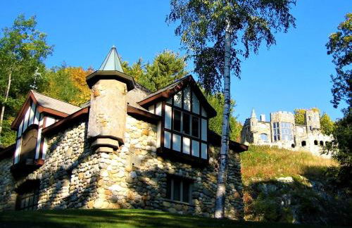 Castle Gatehouse Rental for a Unique Getaway near Bolton Landing, New York - Foto 6