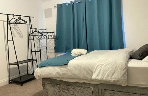 Lovely Spacious House Family & Contractor Friendly 3 Bedroom Near Leeds Centre Sleeps 8 - Foto 14