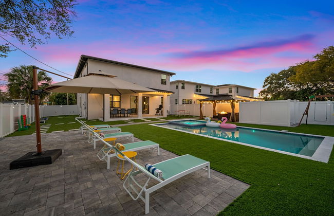 Luxury Modern Villa w/ Pool, Jacuzzi & Amenities! - Foto 54